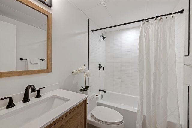 50-56 Broadlawn Park 221, Boston, MA 02467