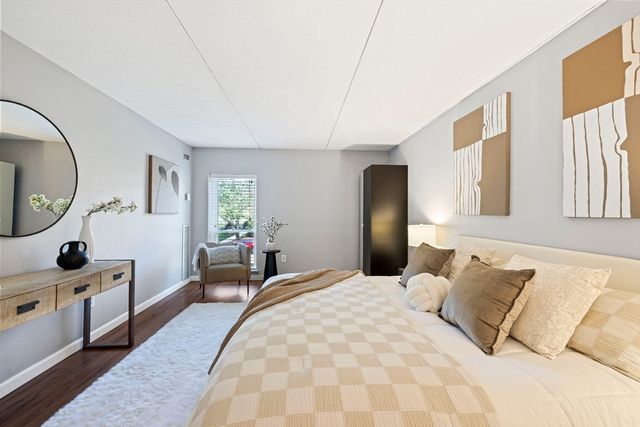 50-56 Broadlawn Park 221, Boston, MA 02467