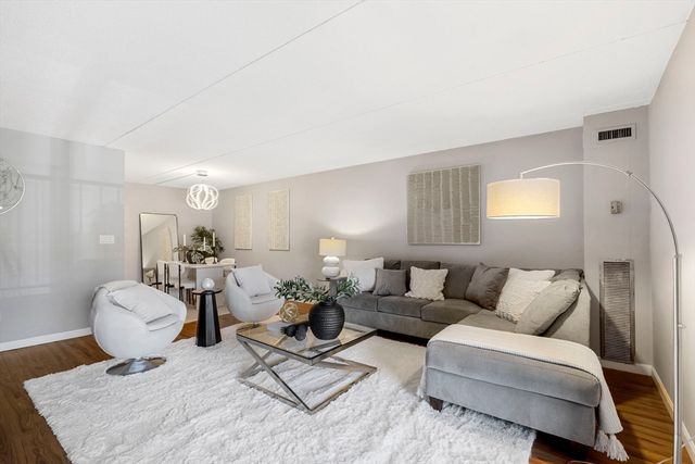 50-56 Broadlawn Park 221, Boston, MA 02467