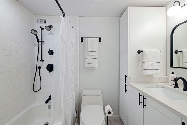 50-56 Broadlawn Park 221, Boston, MA 02467