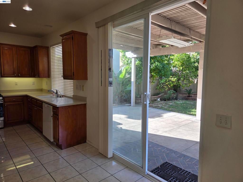 132 Citrine Ct, Gardena, CA 90248 — photo 4