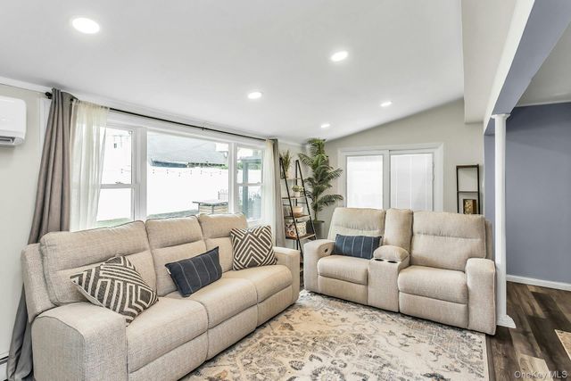 9 Deep Lane, Wantagh, NY 11793