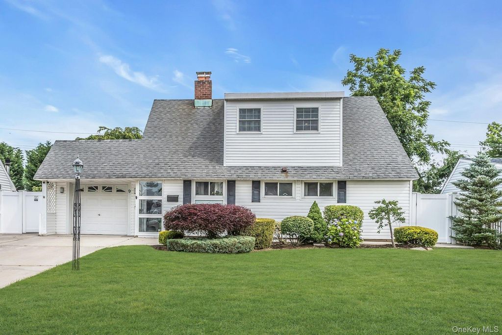9 Deep Lane, Wantagh, NY 11793