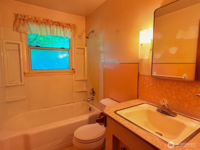 638 S 160th Street, Burien, WA 98148