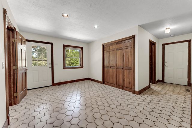 6317 S Glenridge Drive, Springfield, MO 65804