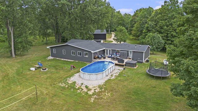 8861 S Big Buck Lane, Newaygo, MI 49337