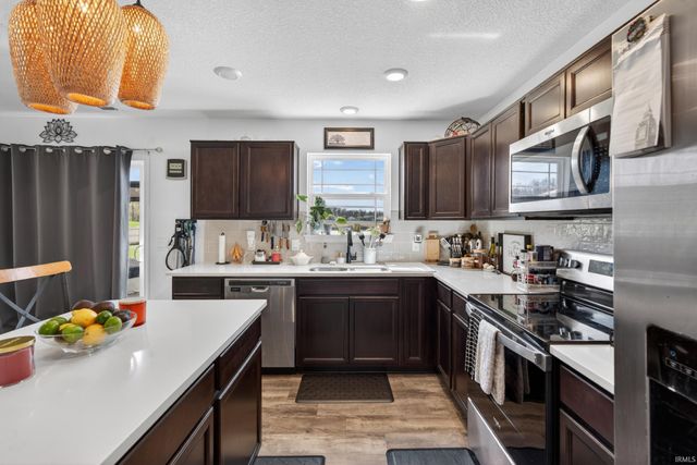 10024 Glen Edge Lane, New Haven, IN 46774