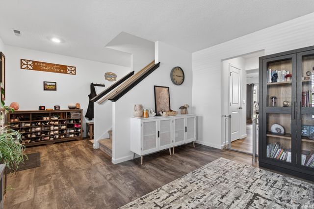 10024 Glen Edge Lane, New Haven, IN 46774