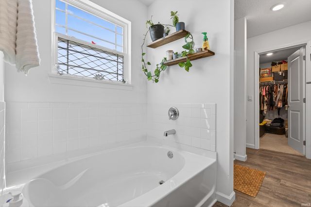 10024 Glen Edge Lane, New Haven, IN 46774