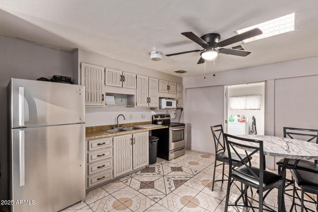 6814 W BERKELEY Road, Phoenix, AZ 85035