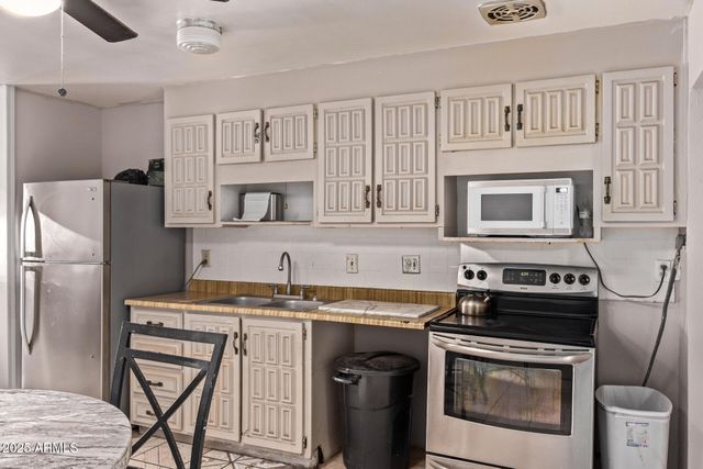 6814 W BERKELEY Road, Phoenix, AZ 85035