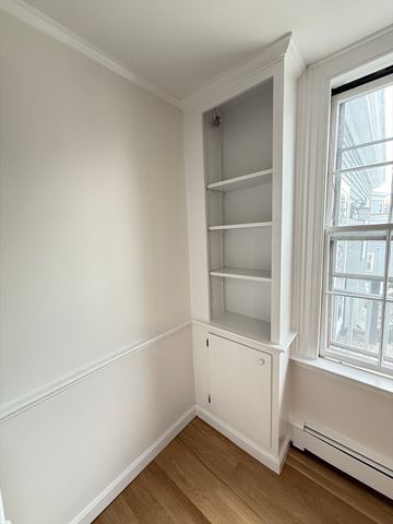 313 Essex St 203, Salem, MA 01979