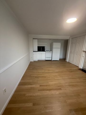 313 Essex St 203, Salem, MA 01979