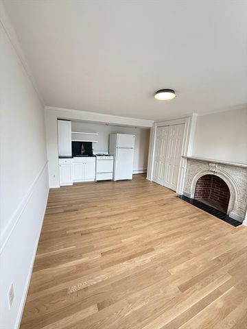 313 Essex St 203, Salem, MA 01979