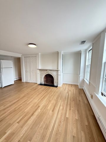 313 Essex St 203, Salem, MA 01979