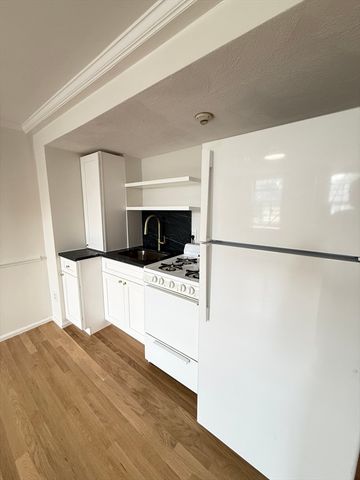 313 Essex St 203, Salem, MA 01979