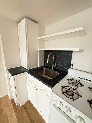 313 Essex St 203, Salem, MA 01979