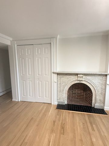 313 Essex St 203, Salem, MA 01979