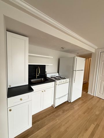 313 Essex St 203, Salem, MA 01979