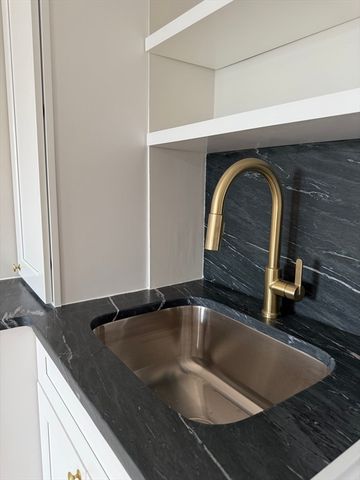 313 Essex St 203, Salem, MA 01979