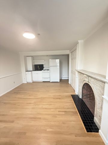 313 Essex St 203, Salem, MA 01979