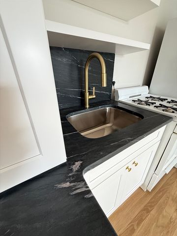 313 Essex St 203, Salem, MA 01979