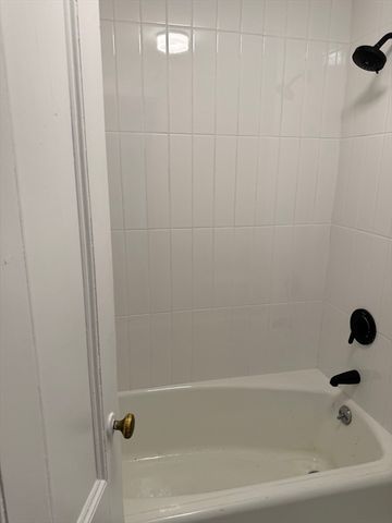 313 Essex St 203, Salem, MA 01979