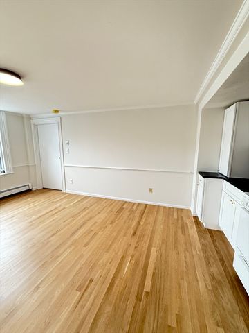 313 Essex St 203, Salem, MA 01979