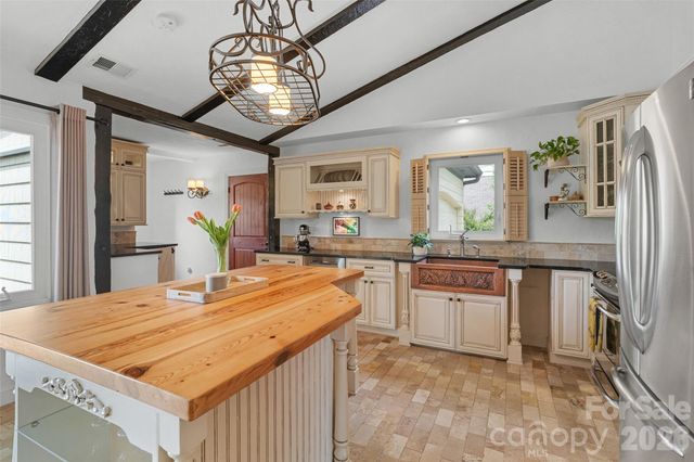 4400 Woods End Lane, Charlotte, NC 28277