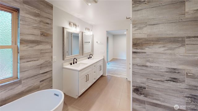 14340 93rd Avenue NE, Kirkland, WA 98034
