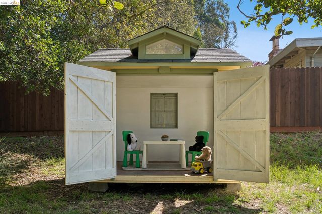 73 Kingston Rd, Kensington, CA 94707
