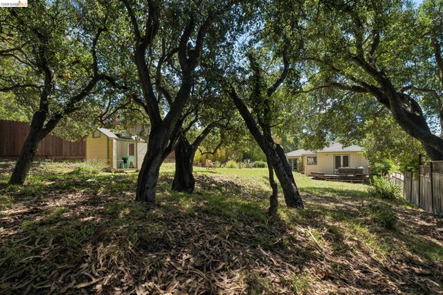 73 Kingston Rd, Kensington, CA 94707