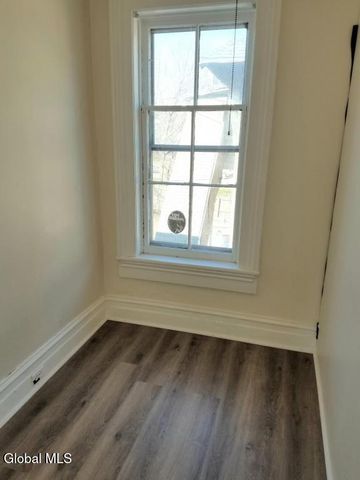 8 Saratoga Avenue, Waterford, NY 12188