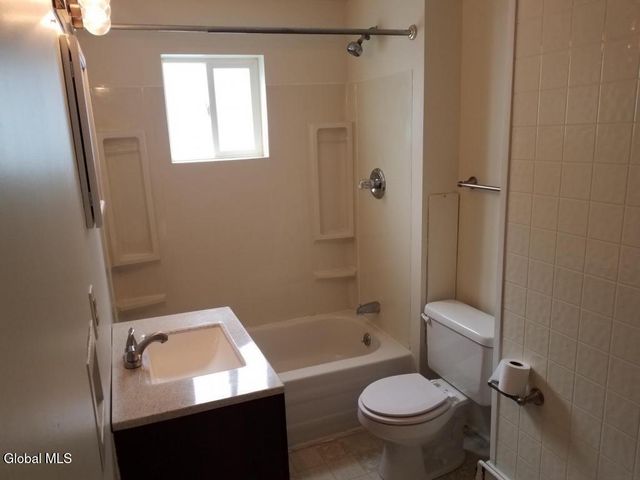 8 Saratoga Avenue, Waterford, NY 12188