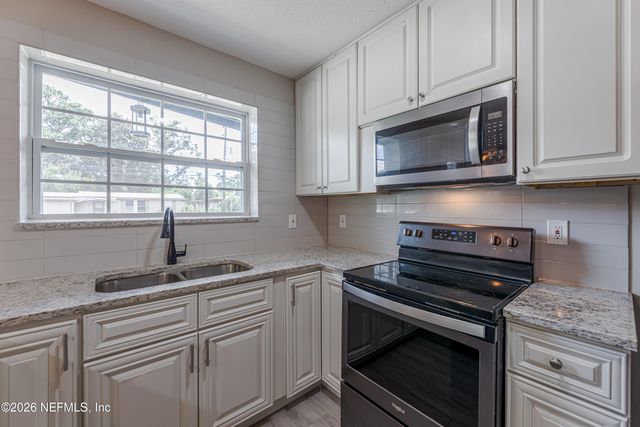 10342 BRIARCLIFF Road E, Jacksonville, FL 32218