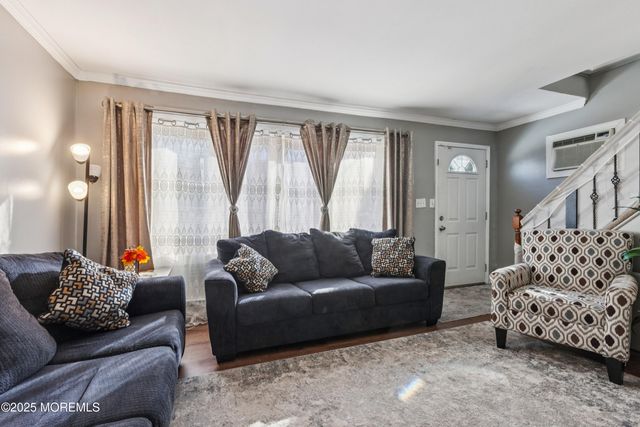 41 Pinetree Drive, Parlin, NJ 08859