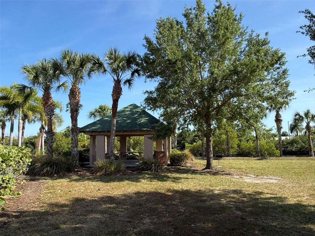 Image 10 of property listing at 2328 SE 15 Terr, Cape Coral, FL 33990