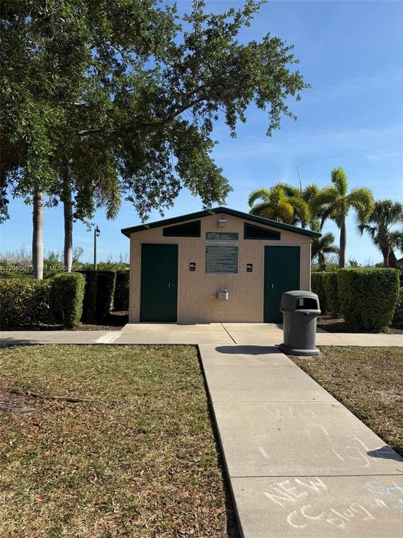 Image 11 of property listing at 2328 SE 15 Terr, Cape Coral, FL 33990