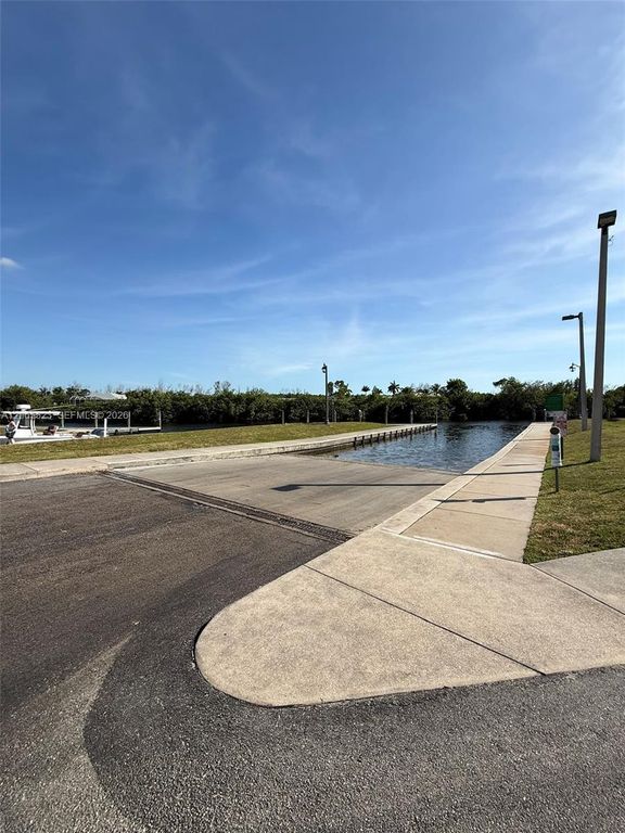 Image 12 of property listing at 2328 SE 15 Terr, Cape Coral, FL 33990