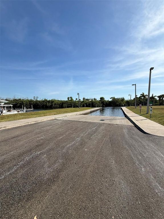 Image 13 of property listing at 2328 SE 15 Terr, Cape Coral, FL 33990
