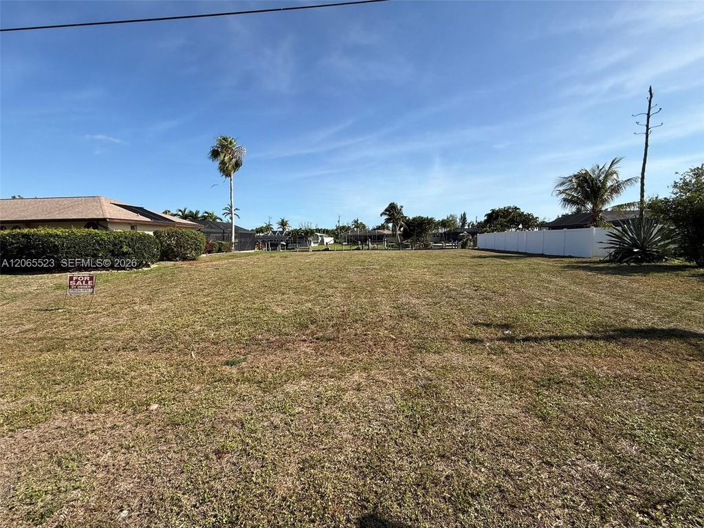 Image 2 of property listing at 2328 SE 15 Terr, Cape Coral, FL 33990