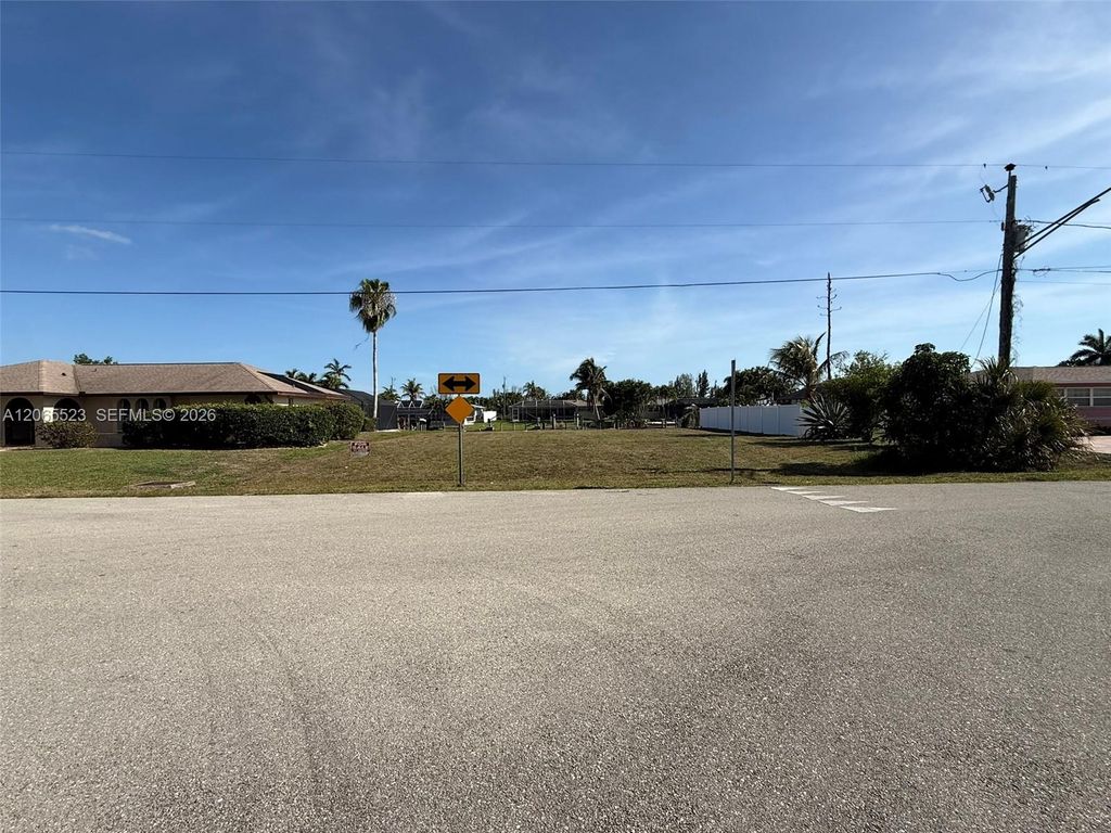 Image 4 of property listing at 2328 SE 15 Terr, Cape Coral, FL 33990