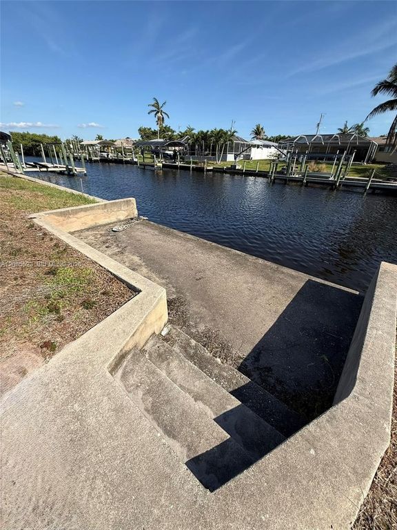 Image 5 of property listing at 2328 SE 15 Terr, Cape Coral, FL 33990