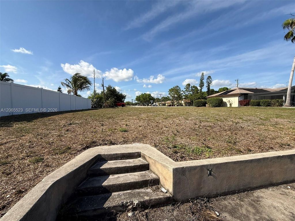 Image 6 of property listing at 2328 SE 15 Terr, Cape Coral, FL 33990