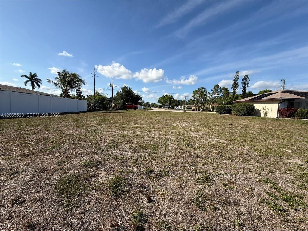 Image 7 of property listing at 2328 SE 15 Terr, Cape Coral, FL 33990