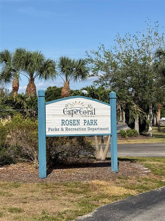 Image 9 of property listing at 2328 SE 15 Terr, Cape Coral, FL 33990