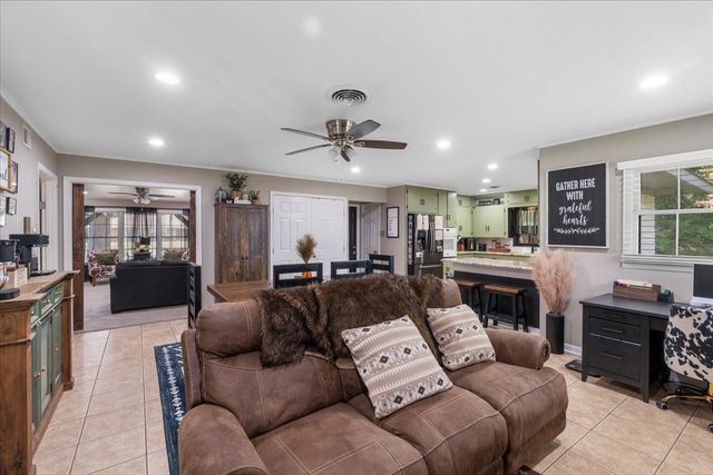 1904 W 4th Avenue, Corsicana, TX 75110