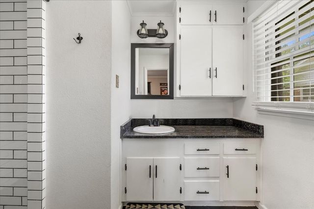 1904 W 4th Avenue, Corsicana, TX 75110