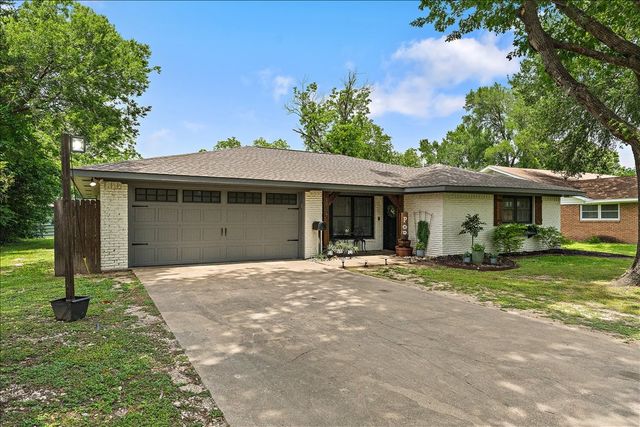 1904 W 4th Avenue, Corsicana, TX 75110