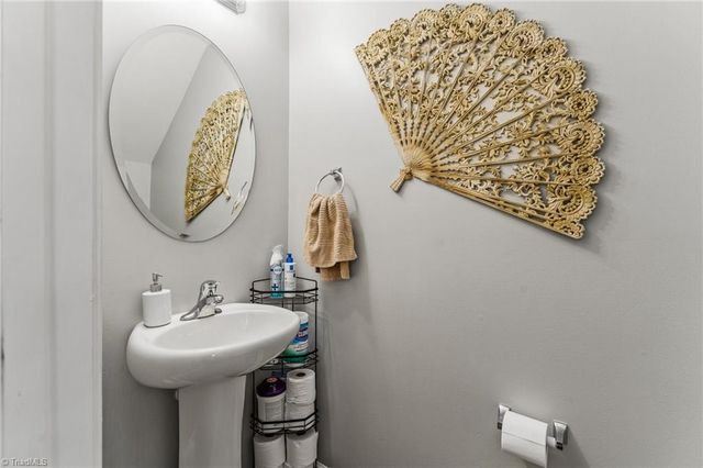 4381 Oak Pointe Drive, Winston-salem, NC 27105